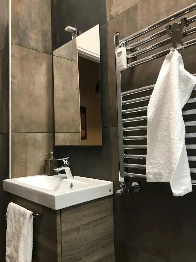 רומא דירות באזור Appio Latino, בגודל 58 מר, עם 2 חדרי שינה ו- 1 חדרי רחצה פרטיים