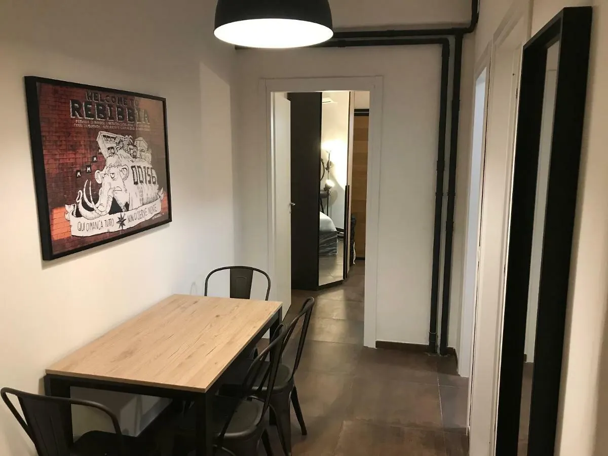 רומא דירות באזור Appio Latino, בגודל 58 מר, עם 2 חדרי שינה ו- 1 חדרי רחצה פרטיים